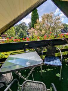 einen Tisch und Stühle auf einer Terrasse mit Blumen in der Unterkunft Ferienwohnung Am Fenn in Potsdam