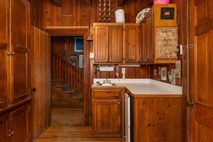 kuchnia z drewnianymi szafkami i zlewem w obiekcie NH324 Fred Wood Cottage w mieście Nags Head +51 zdjęć