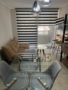 特木科Live Epicentro的带沙发和玻璃桌的客厅