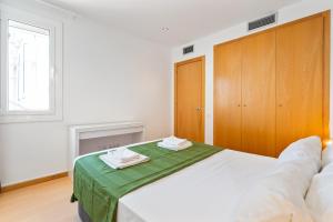 Uma cama ou camas num quarto em Fridays Flats Bright & Breezy