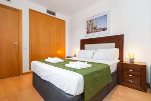 Uma cama ou camas num quarto em Fridays Flats Bright & Breezy