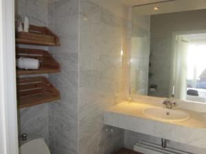 a bathroom with a sink and a mirror at Zoutezoute in Knokke-Heist