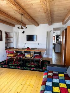 TV a/nebo společenská místnost v ubytování CASA DI MONTAGNA BnB - LEO
