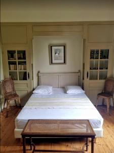 Postel nebo postele na pokoji v ubytování Château des Charmes