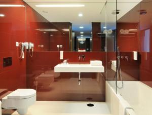 Um banheiro em Open Village Sports Hotel & Spa Club