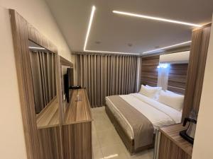 Postel nebo postele na pokoji v ubytování Golden Light Aqaba Hotel فندق جولدن لايت العقبة