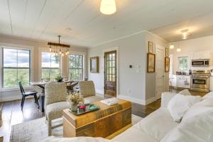 un salon avec un canapé et une table dans l'établissement Lovely Country Retreat, 4 Mi to Dtwn Narrowsburg!, à Narrowsburg