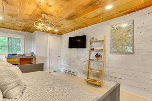 une chambre avec un lit et une télévision sur un mur dans l'établissement Lovely Country Retreat, 4 Mi to Dtwn Narrowsburg!, à Narrowsburg