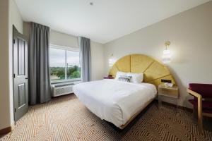 Postel nebo postele na pokoji v ubytování Blanco River Hotel