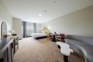 Postel nebo postele na pokoji v ubytování Blanco River Hotel