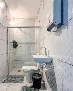 une salle de bain avec toilettes, lavabo et douche dans l'établissement Hospedaria da Mama 4 quartos Shopping e Metrô Santa Cruz, à São Paulo