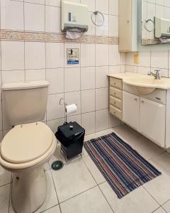 une salle de bains avec toilettes et lavabo dans l'établissement Hospedaria da Mama 4 quartos Shopping e Metrô Santa Cruz, à São Paulo 56 autres photos
