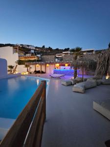 Bazén v ubytování ELLI TROPiCAL LUXURY SUITES SUNSET-INFINITY POOL- SEA SIDE-NEAR CENTER PARKING nebo v jeho okolí