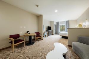 TV a/nebo společenská místnost v ubytování Blanco River Hotel
