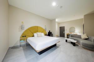 Postel nebo postele na pokoji v ubytování Blanco River Hotel