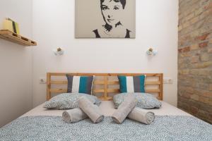 Posteľ alebo postele v izbe v ubytovaní Central Vintage Loft - FREE Private Parking - Metro - Tram - AC + 15 fotografií