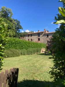 an external view of a building with a yard at Appartamento Puliesini in Montieri