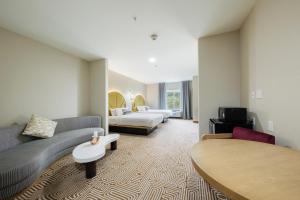 Postel nebo postele na pokoji v ubytování Blanco River Hotel