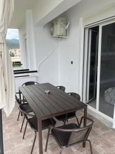 a wooden table and chairs in a room with a window at Irdis Garden in Asprovalta