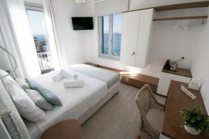Uma TV ou centro de entretenimento em Aurora - Rooms & Suites - Spetses