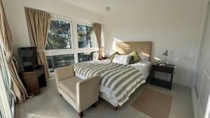 En eller flere senge i et værelse på Greenpark Penthouse Duplex + 17 billeder