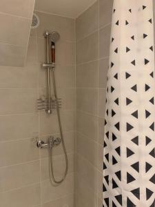 Et badeværelse på 'StudioCDG fr' Cerisier, Studio proche near CDG Roissy airport, Parc Expositions, Stade de France, Arena, Disney, Asterix