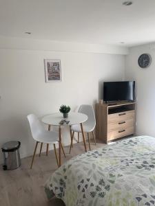 Et tv og/eller underholdning på 'StudioCDG fr' Cerisier, Studio proche near CDG Roissy airport, Parc Expositions, Stade de France, Arena, Disney, Asterix