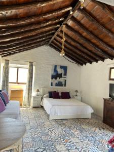 En eller flere senge i et værelse på Finca Santa Teresa, Casa Granada + 28 billeder