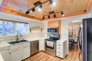 Dapur atau dapur kecil di Northern Bliss Modern Mtn-View Home in Fairbanks