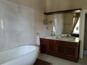 Kúpeľňa v ubytovaní THANHOFFER - HORTHY Villa