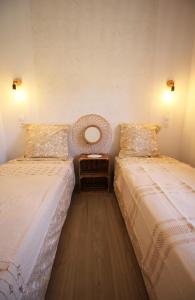 ガイヤックにあるLa Villa Dinaの部屋に並んで置かれた2つのベッド +12枚の写真