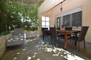 een eetkamer met een tafel en stoelen bij Guest house Damir in Ražanac