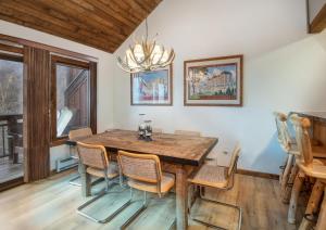 ベールにあるBooth Creek #G3の木製のテーブルと椅子のあるダイニングルーム