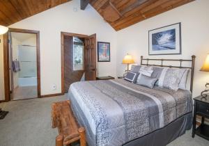 ベールにあるBooth Creek #G3の大きなベッドとバスルームのある寝室