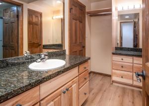 ベールにあるBooth Creek #G3の洗面台と鏡のあるバスルーム +19枚の写真