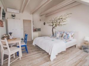 En eller flere senge i et værelse på Vinařství Volavka