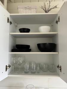 OgureckajaLangino Land的装满玻璃杯、碗和盘子的橱柜