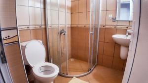 Φωτογραφία από το άλμπουμ του Ugur Pansiyon Bungalows σε Cıralı