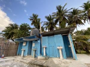 a blue shack with two sinks in front of it at Islas de Guna Yala Cabaña tradicional Guna Tubasenika in Arritupo Número Dos