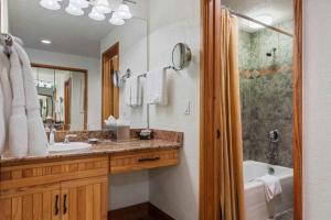 Bilik mandi di The Charter at Beaver Creek F215