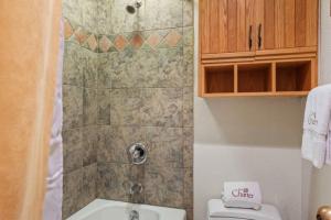 Bilik mandi di The Charter at Beaver Creek F215