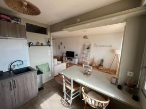 a kitchen with a sink and a table with chairs at Superbe appartement cosy in Niort
