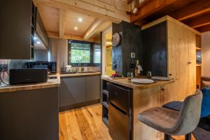 Kuchyňa alebo kuchynka v ubytovaní Petit Chalet du Mont Blanc - Happy Rentals + 10 fotografií