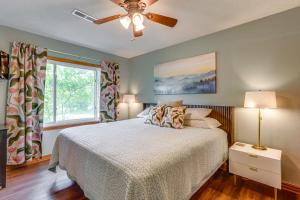 Ένα ή περισσότερα κρεβάτια σε δωμάτιο στο Lakefront Cabin Less Than 3 Mi to Dtwn Eureka Springs!