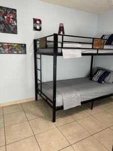 Postel nebo postele na pokoji v ubytování Beds & Sheets DOWNTOWN