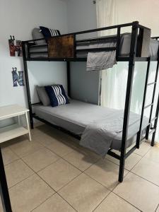 Postel nebo postele na pokoji v ubytování Beds & Sheets DOWNTOWN