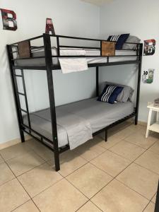 Postel nebo postele na pokoji v ubytování Beds & Sheets DOWNTOWN