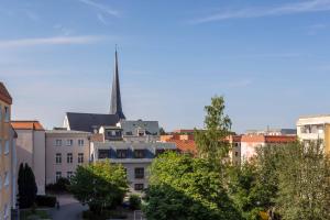 a view of a city with a church steeple at Smiles Homes Appartement 52m2 im Hotel Mauritius - Privatparkplatz kostenfrei, Frühstück buchbar, direkt im Zentrum in Crimmitschau