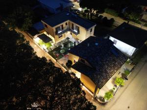 an overhead view of a house with a black roof at MirabiLuxury in Borgo Fosso Ghiaia