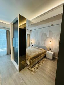 ein Schlafzimmer mit einem großen Bett mit Glaswand in der Unterkunft White Sea Studio Premium in Mamaia Nord – Năvodari